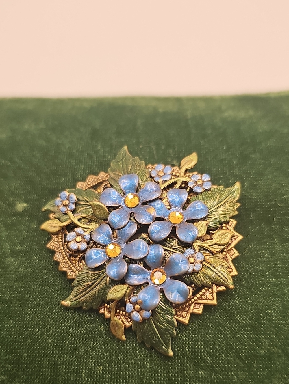 Lovely Flower Brooch. Looks 3D. Vintage.